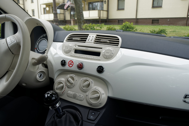 Photograph of simple dashboard in 2013 Fiat 500 Pop.